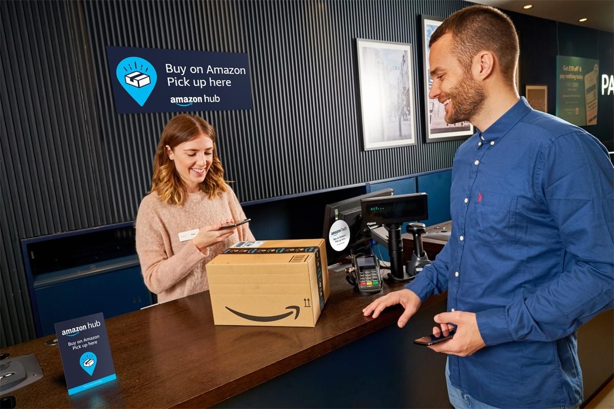 un client retire son colis dans un point de retrait appelé amazon hub counter un client retire son colis dans un point de retrait appelé amazon hub counter
