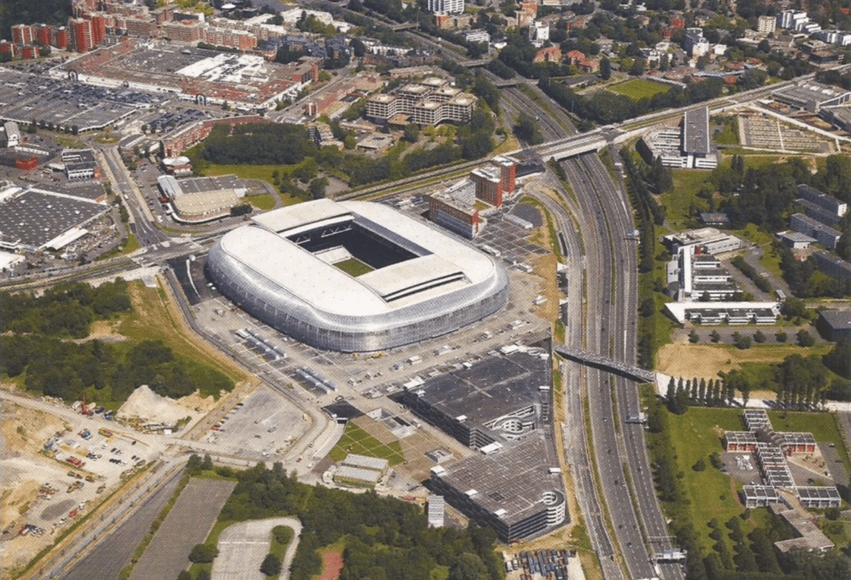 Lille grand stade pierre mauroy vu du ciel à côté du centre commercial V2 Lille grand stade pierre mauroy vu du ciel à côté du centre commercial V2