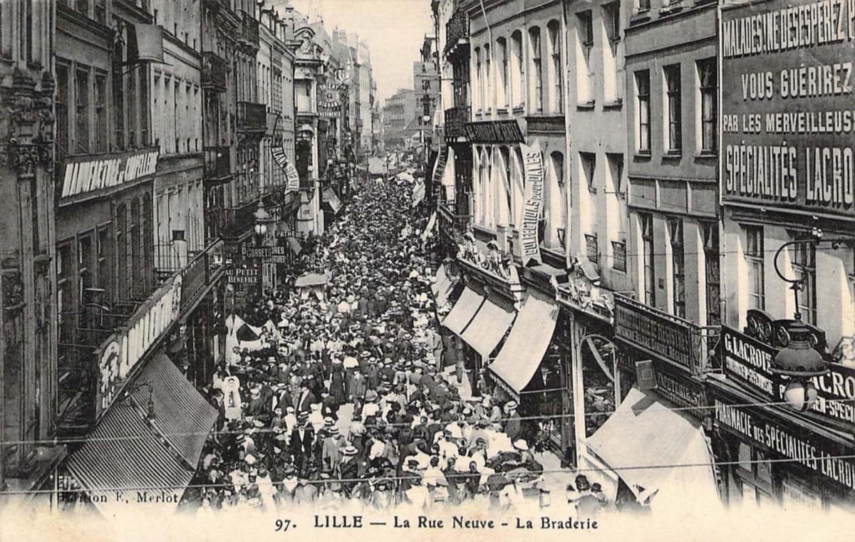 la rue Neuve à Lille un jour de braderie aevc beaucoup de monde la rue Neuve à Lille un jour de braderie aevc beaucoup de monde