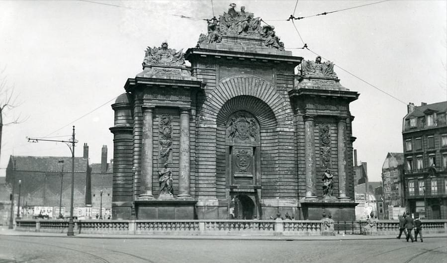lille photo de prosper capin : 16 avril 1934 : la majestueuse Porte de Paris et les câbles du tramway lille photo de prosper capin : 16 avril 1934 : la majestueuse Porte de Paris et les câbles du tramway
