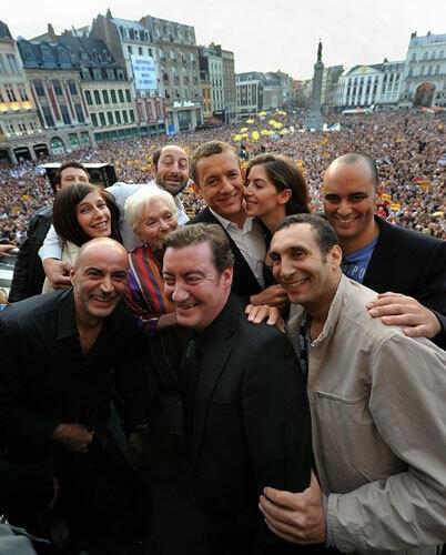 Les héros du film reviendront à Lille et seront célébrés par 60.000 Lillois.es sur la Grand Place Kad Merad (Philippe Abrams), Dany Boon (Antoine Bailleul), Zoé Félix (Julie Abrams), Anne Marivin (Annabelle Deconninck), Line Renaud (Mme Bailleul), Stéphane Freiss (Jean), Philippe Duquesne (Fabrice Canoli), Guy Lecluyse (Yann Vandernoout), Jérôme Commandeur (M. Lebic) Les héros du film reviendront à Lille et seront célébrés par 60.000 Lillois.es sur la Grand Place Kad Merad (Philippe Abrams), Dany Boon (Antoine Bailleul), Zoé Félix (Julie Abrams), Anne Marivin (Annabelle Deconninck), Line Renaud (Mme Bailleul), Stéphane Freiss (Jean), Philippe Duquesne (Fabrice Canoli), Guy Lecluyse (Yann Vandernoout), Jérôme Commandeur (M. Lebic)