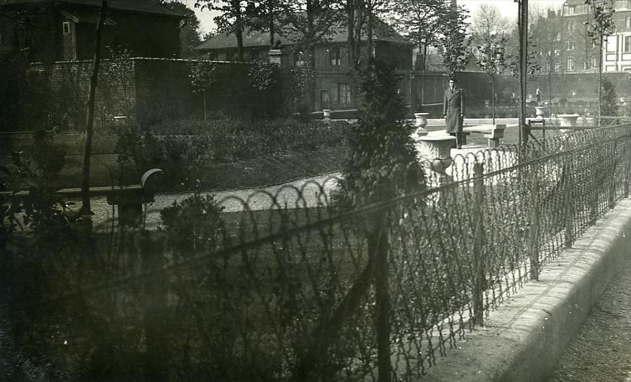lille photo de prosper capin 1934 : le square du Réduit à côté de l'Hôtel de Ville lille photo de prosper capin 1934 : le square du Réduit à côté de l'Hôtel de Ville