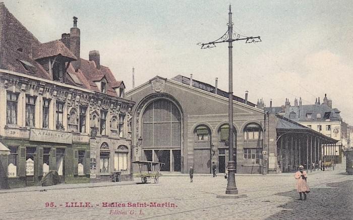 lille juste à côté de la maison Gilles de la Boë (à gauche), il y avait les halles du marché Saint-Martin (au centre) qui seront détruites quand le canal sera comblé. Au fond à droite : la rue de Gand. lille juste à côté de la maison Gilles de la Boë (à gauche), il y avait les halles du marché Saint-Martin (au centre) qui seront détruites quand le canal sera comblé. Au fond à droite : la rue de Gand.