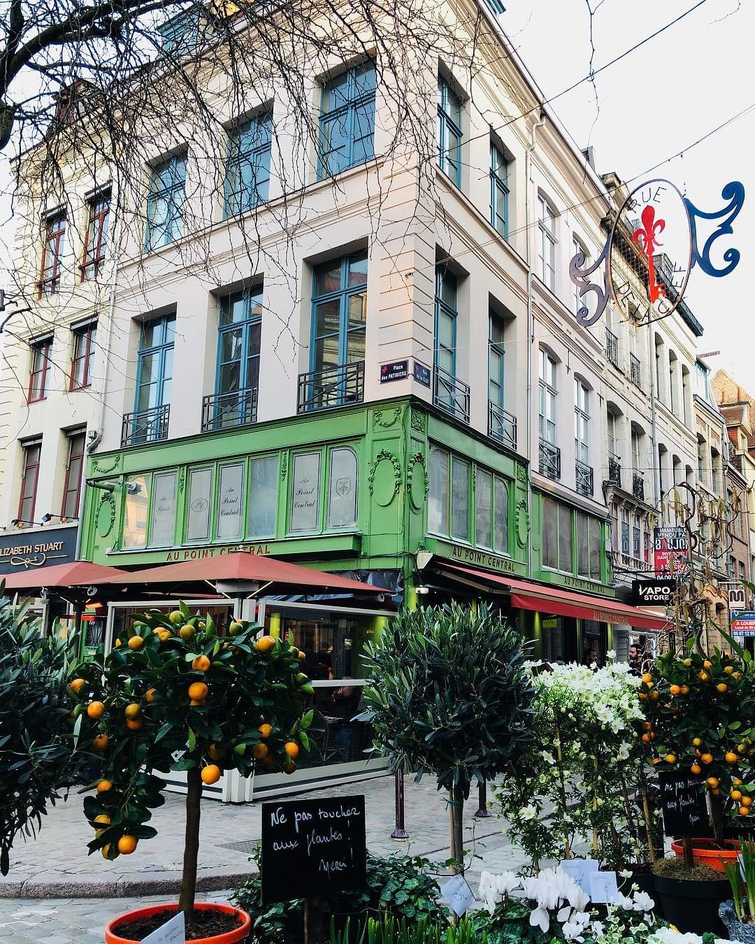 des fleurs et de verdure pour la rue de la clef à lille avec vue sur le bar au point central des fleurs et de verdure pour la rue de la clef à lille avec vue sur le bar au point central