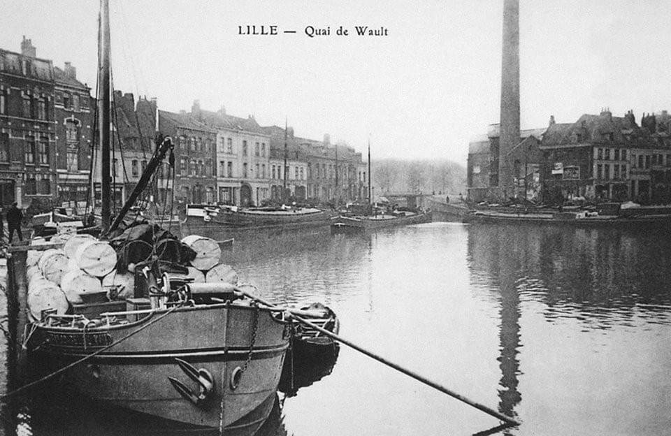 vue sur l'entrée du Quai du Wault à Lille avec péniche et cheminée vue sur l'entrée du Quai du Wault à Lille avec péniche et cheminée