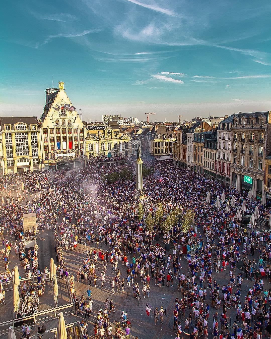 La Grand Place de Lille est le lieu de fêtes de tous les lillois La Grand Place fait la fête pour la victoire de la France à la Coupe du Monde de football 2018 (photo par Urbex_Zultim) La Grand Place de Lille est le lieu de fêtes de tous les lillois La Grand Place fait la fête pour la victoire de la France à la Coupe du Monde de football 2018 (photo par Urbex_Zultim)