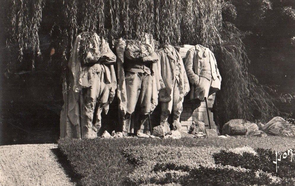lille a ses fusillés : monument avec 4 statues debout et 1 au sol. Ici après destruction partielle par les allemands en 1940 lille a ses fusillés : monument avec 4 statues debout et 1 au sol. Ici après destruction partielle par les allemands en 1940