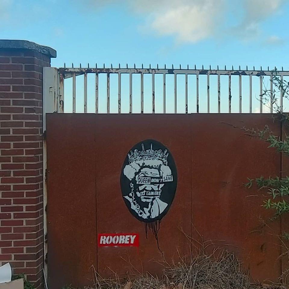 Lille Le street-artiste roubaisien Roobey rappelle à sa façon que la venue de la reine dans le nord n'aura pas suffit à sauver La Lainière de Roubaix. Lille Le street-artiste roubaisien Roobey rappelle à sa façon que la venue de la reine dans le nord n'aura pas suffit à sauver La Lainière de Roubaix.