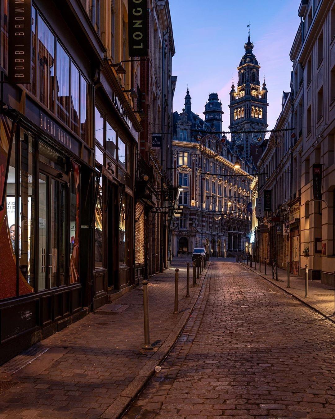le beffroi de la cci à la tombée de la nuit rue lepelletier à lille le beffroi de la cci à la tombée de la nuit rue lepelletier à lille