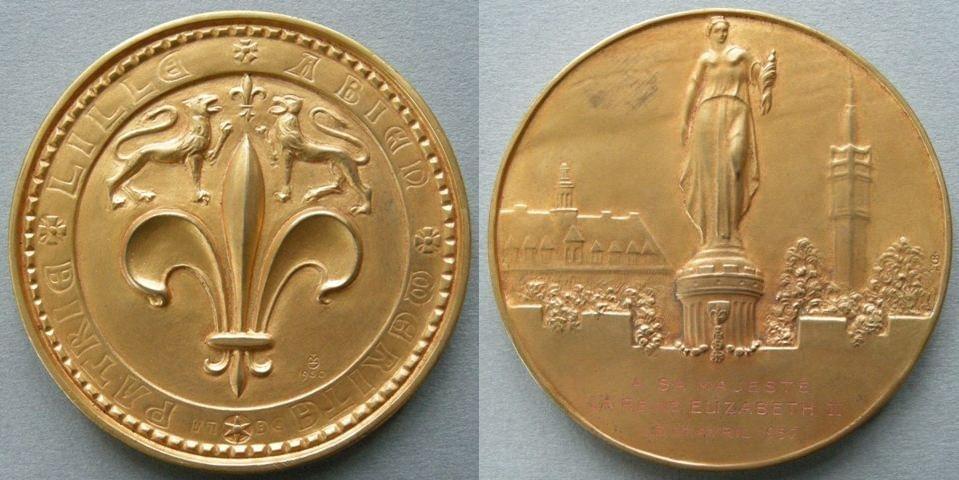 Une médaille a été éditée en souvenir de la venue d'Elizabeth II à Lille le 11 avril 1957. Sur une face : la déesse de la Grand Place et l'inscription "A sa majesté la reine Elizabeth II, le 11 avril 1957" sur l'autre face : les armes de Lille et la devise de la ville "Lille a bien mérité de la patrie" Une médaille a été éditée en souvenir de la venue d'Elizabeth II à Lille le 11 avril 1957. Sur une face : la déesse de la Grand Place et l'inscription "A sa majesté la reine Elizabeth II, le 11 avril 1957" sur l'autre face : les armes de Lille et la devise de la ville "Lille a bien mérité de la patrie"