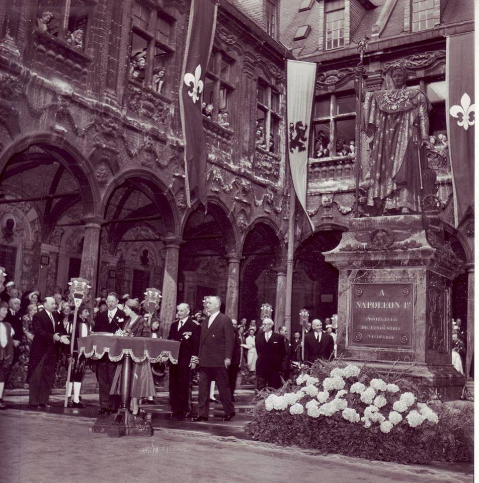 Lille : 11 avril 1957 La reine Elisabeth au coeur de la Vieille Bourse au pied de la statue de Napoléon qui se trouve désormais au Palais des Beaux-Arts Lille : 11 avril 1957 La reine Elisabeth au coeur de la Vieille Bourse au pied de la statue de Napoléon qui se trouve désormais au Palais des Beaux-Arts
