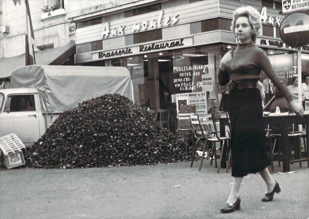Lille La rue de Béthune est au coeur de la braderie de Lille. Elle accueillait aussi le célèbre restaurant "Aux Moules" dont le tas de moules était une icône de la braderie chaque année. L'établissement a fermé en 2018. Lille La rue de Béthune est au coeur de la braderie de Lille. Elle accueillait aussi le célèbre restaurant "Aux Moules" dont le tas de moules était une icône de la braderie chaque année. L'établissement a fermé en 2018.
