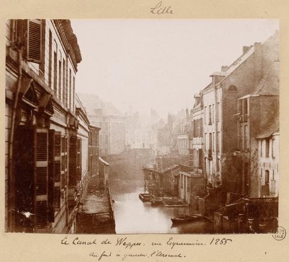 Vue depuis la rue Esquermoise sur l'ancien canal de Weppes (comblé pour devenir la rue Thiers) Ci-dessus : en photo prise en 1855 Vue depuis la rue Esquermoise sur l'ancien canal de Weppes (comblé pour devenir la rue Thiers) Ci-dessus : en photo prise en 1855