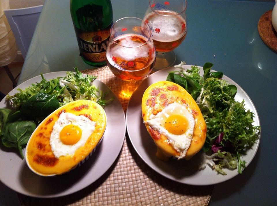 photo d'un welsh complet accompagné de salade et de bière Jenlain. On voit bien le cheddar dégoulinant et l'oeuf ajouté par dessus. photo d'un welsh complet accompagné de salade et de bière Jenlain. On voit bien le cheddar dégoulinant et l'oeuf ajouté par dessus.