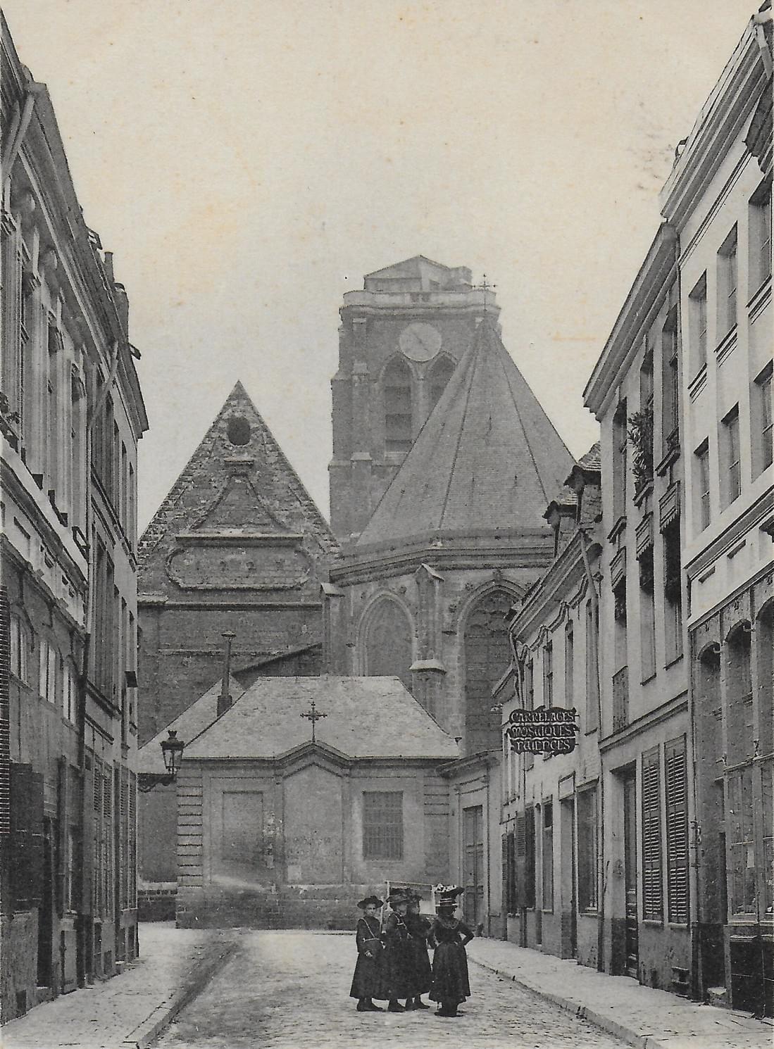 Vu de eglise Sainte Catherine Lille depuis la terrasse sainte-catherine avec des passants et ancien magasin de carrelages mosaiques faiences Vu de eglise Sainte Catherine Lille depuis la terrasse sainte-catherine avec des passants et ancien magasin de carrelages mosaiques faiences