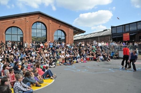 photo d'un spectacle dans la cour de la gare saint sauveur de Lille. Beaucoup de monde assiste à l'animation photo d'un spectacle dans la cour de la gare saint sauveur de Lille. Beaucoup de monde assiste à l'animation