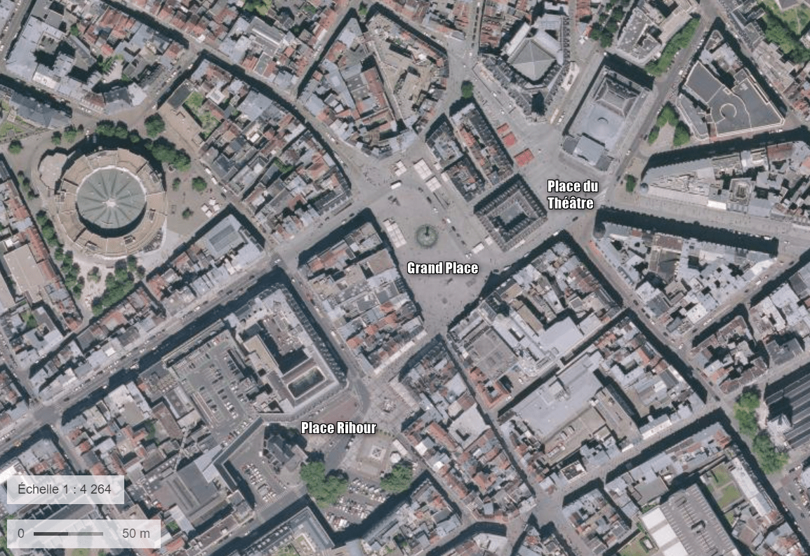 Vue aérienne des trois places du centre ville de Lille : Grand Place, Place Rihour et Place du Théâtre Vue aérienne des trois places du centre ville de Lille : Grand Place, Place Rihour et Place du Théâtre