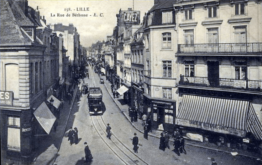 La rue de Béthune à Lille n'a pas toujours été 100% piétonne. Tramway et voitures y circulaient aussi La rue de Béthune à Lille n'a pas toujours été 100% piétonne. Tramway et voitures y circulaient aussi