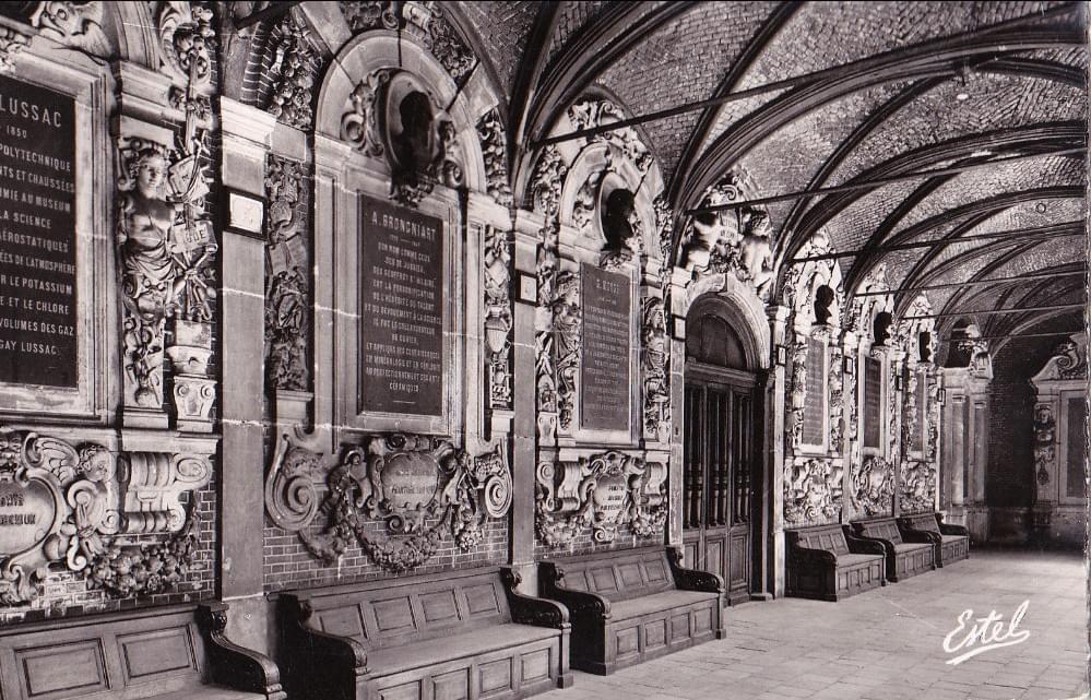 lille murs des galeries de la cour intérieure de la Vieille Bourse très richement décorés mettant à l'honneur des savants et inventeurs français lille murs des galeries de la cour intérieure de la Vieille Bourse très richement décorés mettant à l'honneur des savants et inventeurs français