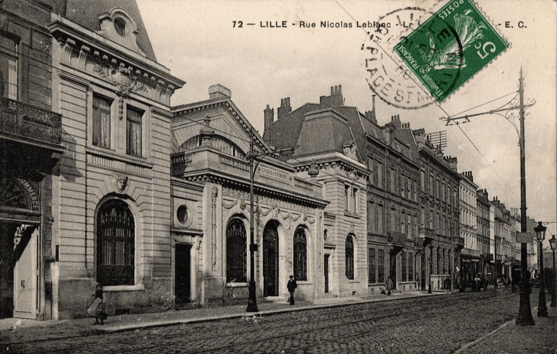 Le siège de la Caisse d'Epargne se trouvait dans la rue dans un très élégant immeuble à l'architecture parisienne (portail monumental, façade en pierre de taille, décors sculptés, etc.). Le Crédit Municipal prendra sa place avant que l'édifice soit rénové pour la création de 15 appartements. Le siège de la Caisse d'Epargne se trouvait dans la rue dans un très élégant immeuble à l'architecture parisienne (portail monumental, façade en pierre de taille, décors sculptés, etc.). Le Crédit Municipal prendra sa place avant que l'édifice soit rénové pour la création de 15 appartements.