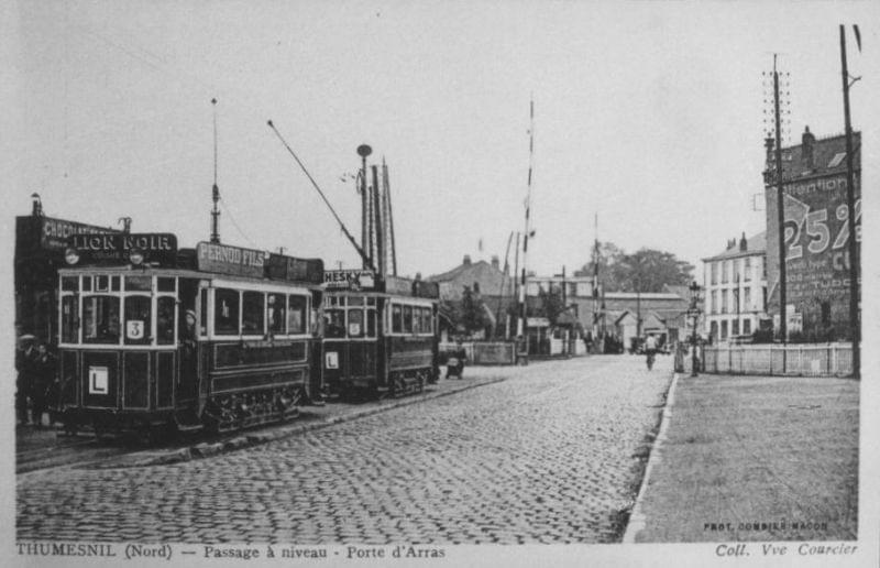 lille porte d'arras : Le tramway de la ligne L côté Faubourg d'Arras attendant que les passagers en provenance de Lille traversent à pieds la voie ferrée car il ne peut pas franchir le passage à niveau. lille porte d'arras : Le tramway de la ligne L côté Faubourg d'Arras attendant que les passagers en provenance de Lille traversent à pieds la voie ferrée car il ne peut pas franchir le passage à niveau.