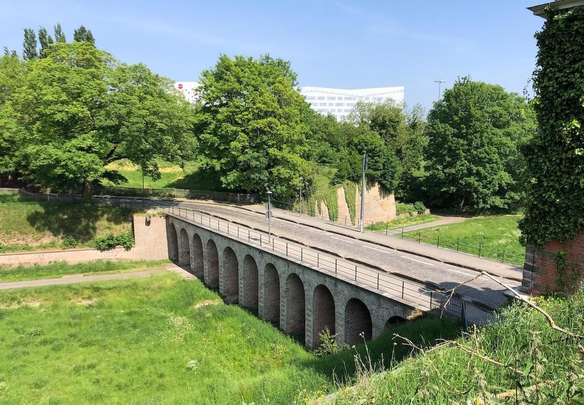 les douves et fossés des remparts de la porte de gand à lille en 2020 les douves et fossés des remparts de la porte de gand à lille en 2020