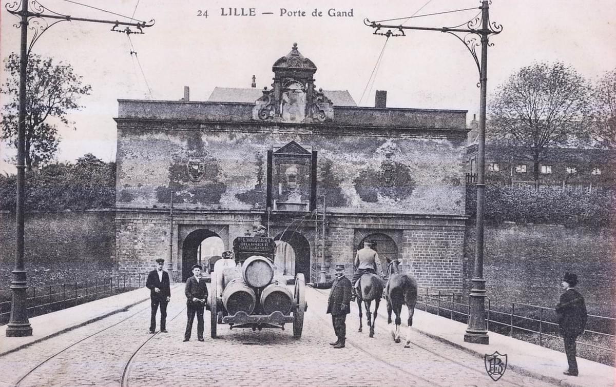 des passant avec des chariots et des chevaux passent par la porte de gand à lille cpa carte postale ancienne des passant avec des chariots et des chevaux passent par la porte de gand à lille cpa carte postale ancienne