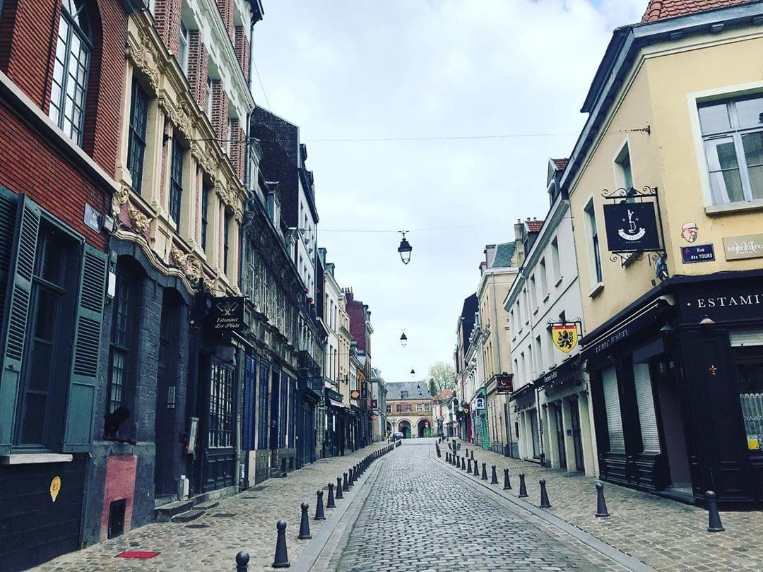 la porte de gand en haut de la Rue de Gand à Lille la porte de gand en haut de la Rue de Gand à Lille
