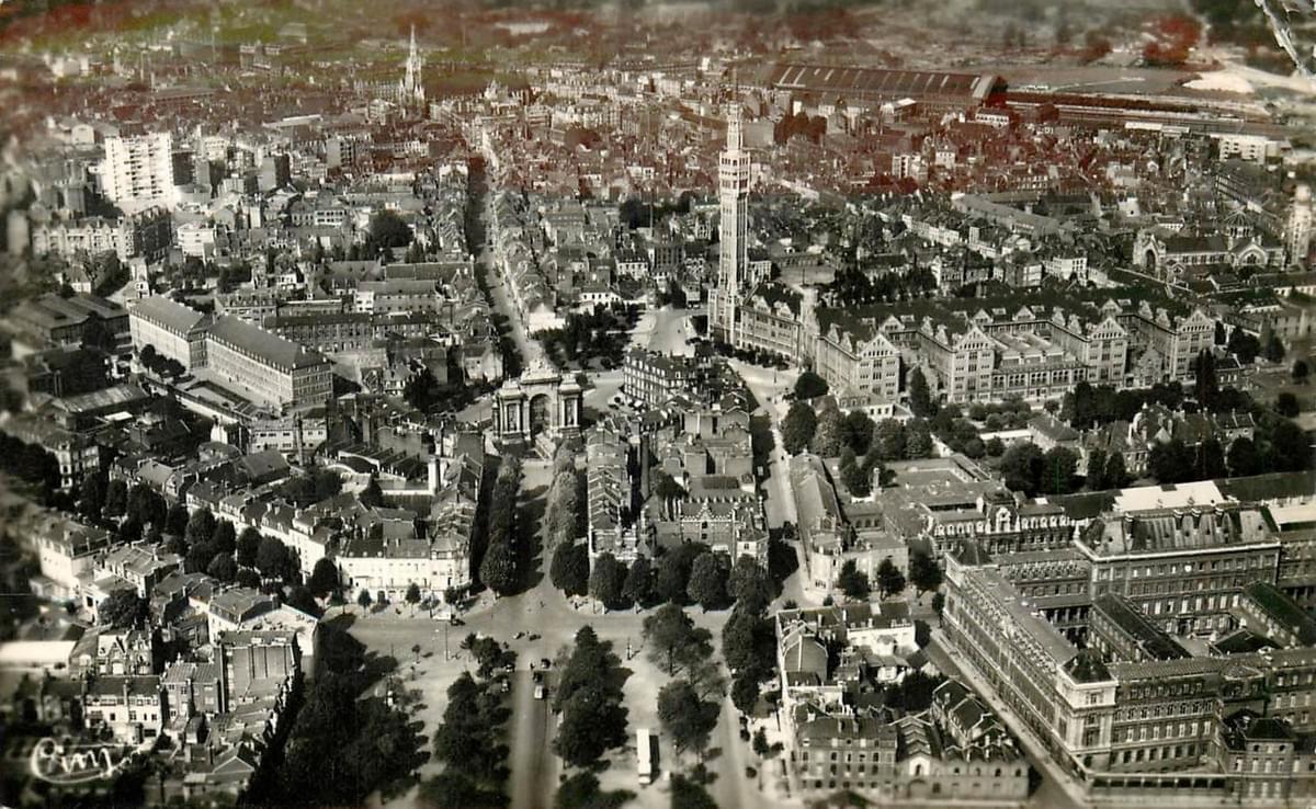 Lille porte de paris vue panoramique aérienne montrant la rue de Paris / Pierre Mauroy dans l'enfilade de la porte Lille porte de paris vue panoramique aérienne montrant la rue de Paris / Pierre Mauroy dans l'enfilade de la porte