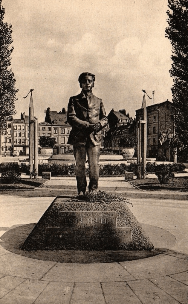 La statue de Léon Trulin, agent de renseignement belge fusillé à Lille à 18 ans, a été inaugurée en 1934 au coeur des fontaines sur l'avenue du Peuple-Belge avant d'être déplacée en 2003 rue Léon Trulin à côté de l'Opéra La statue de Léon Trulin, agent de renseignement belge fusillé à Lille à 18 ans, a été inaugurée en 1934 au coeur des fontaines sur l'avenue du Peuple-Belge avant d'être déplacée en 2003 rue Léon Trulin à côté de l'Opéra