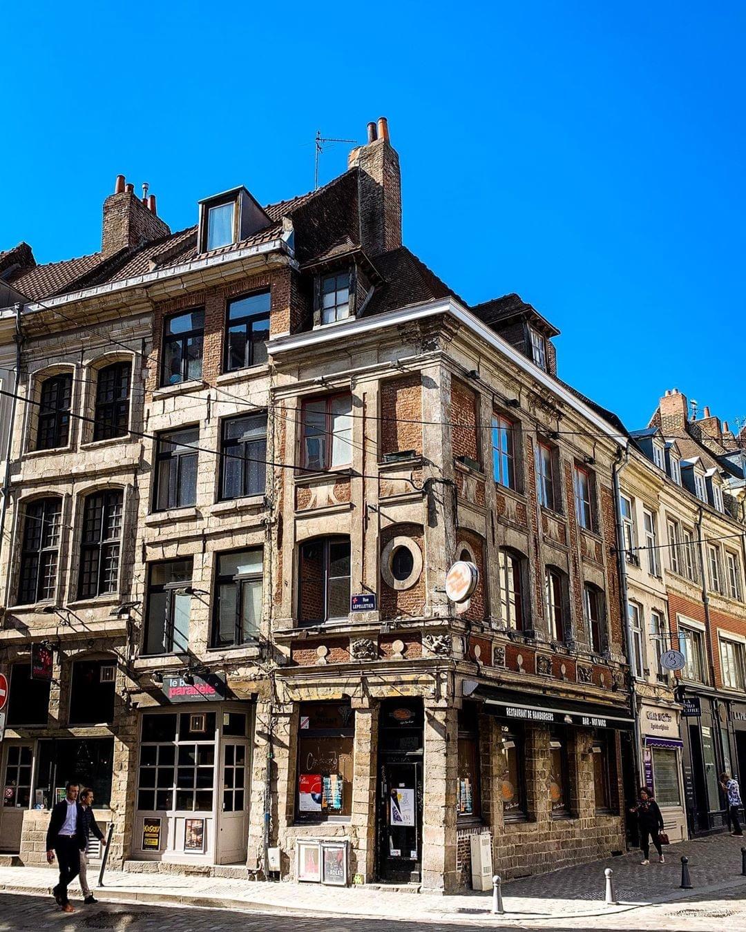 Lille rue basse : coin de la rue Lepelletier avec la présence d'un Invader aux pieds de l'édifice Lille rue basse : coin de la rue Lepelletier avec la présence d'un Invader aux pieds de l'édifice