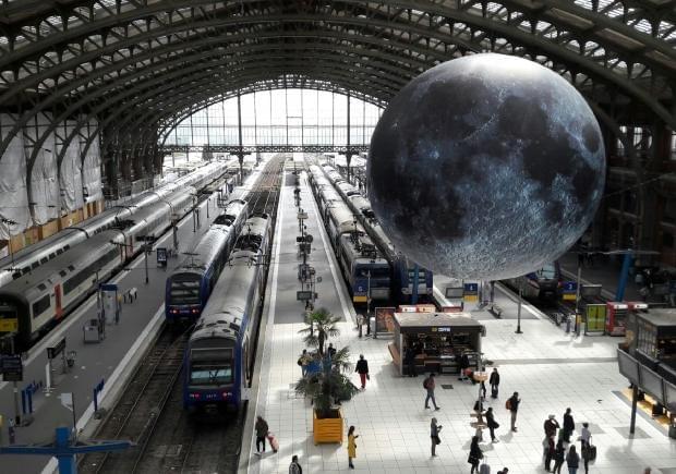 Lille 3000 : eldorado lune geante dans la gare lille flandres Lille 3000 : eldorado lune geante dans la gare lille flandres