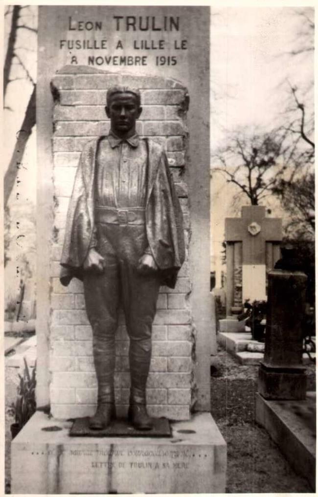 lille statue et tombe de Léon Trulin au cimetière de l'Est lille statue et tombe de Léon Trulin au cimetière de l'Est