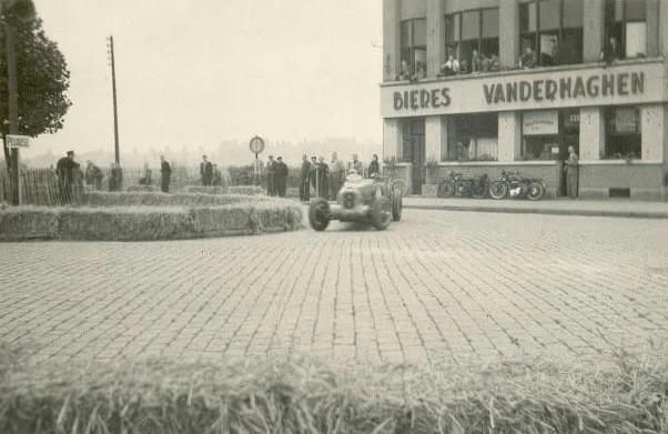 lille grand prix automobile de lille "Le Circuit des Trois Villes" voiture numero 8 au virage bieres vanderhagen dans les rues de marcq en baroeul lille grand prix automobile de lille "Le Circuit des Trois Villes" voiture numero 8 au virage bieres vanderhagen dans les rues de marcq en baroeul