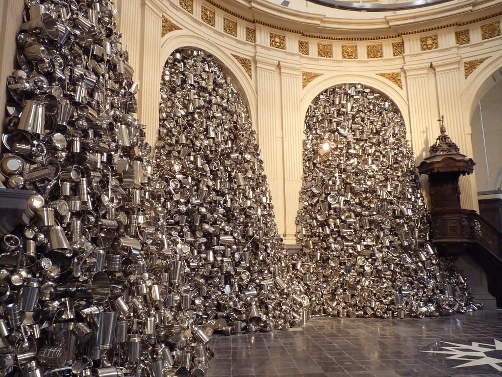 l'église Sainte Marie-Madeleine à Lille oeuvre de Subodh Gupta dans le cadre de Lille 3000 l'église Sainte Marie-Madeleine à Lille oeuvre de Subodh Gupta dans le cadre de Lille 3000