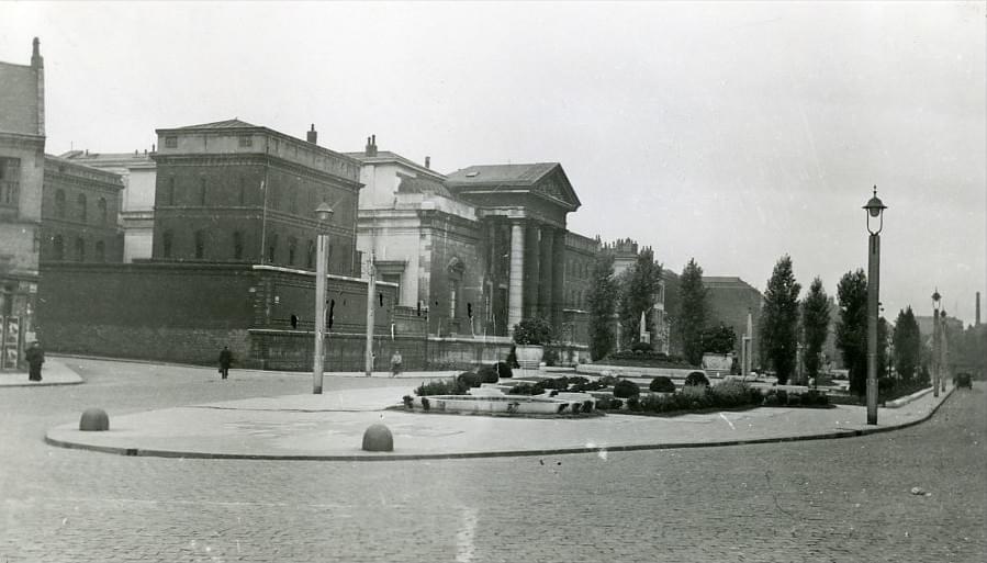 lille prosper capin : Photo de 1934 prise depuis la place Louise de Bettignies (appelée place Saint Martin à l'époque). L'ancien palais de justice n'a pas encore été détruit, le jardin des fontaines de l'avenue du Peuple Belge vient d'être créé suite au comblement de la basse Deûle. lille prosper capin : Photo de 1934 prise depuis la place Louise de Bettignies (appelée place Saint Martin à l'époque). L'ancien palais de justice n'a pas encore été détruit, le jardin des fontaines de l'avenue du Peuple Belge vient d'être créé suite au comblement de la basse Deûle.