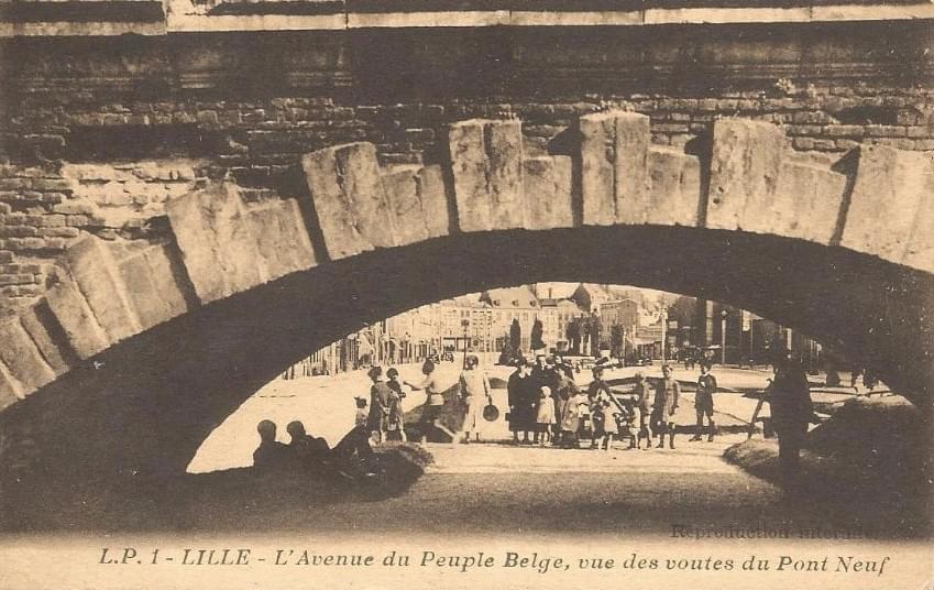lille le pont neuf des enfants jouent sous le Pont Neuf après le comblement du canal lille le pont neuf des enfants jouent sous le Pont Neuf après le comblement du canal