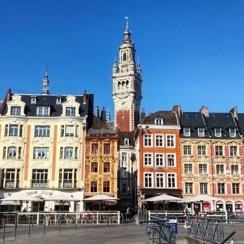 Le beffroi de la chambre de commerce alligné avec la rue du Petit Paon.Photo prise depuis la grand place de Lille et publiée sur Instagram sur le compte goodmorning.lille. Auteur Pierre-Alain Baly Le beffroi de la chambre de commerce alligné avec la rue du Petit Paon.Photo prise depuis la grand place de Lille et publiée sur Instagram sur le compte goodmorning.lille. Auteur Pierre-Alain Baly