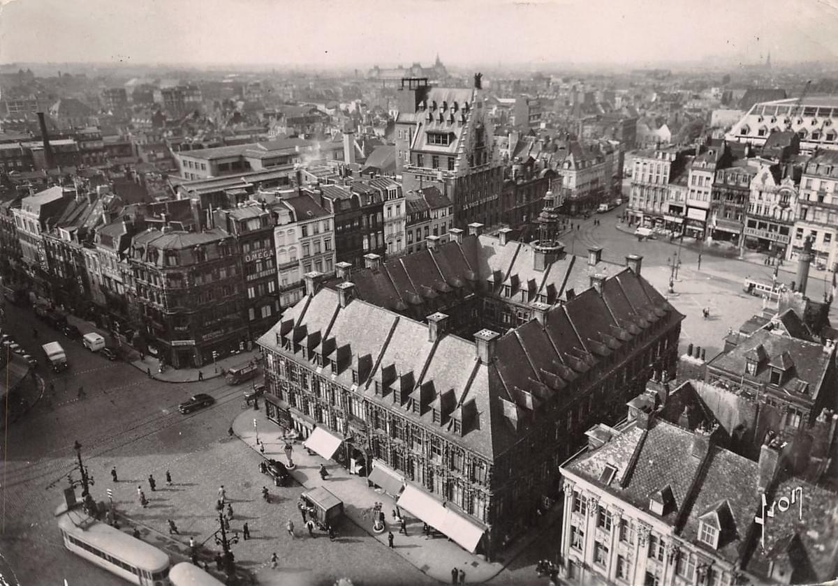 lille Ci-dessus : vue plongeante de 1958 sur la Vieille Bourse depuis le beffroi de la Chambre de Commerce lille Ci-dessus : vue plongeante de 1958 sur la Vieille Bourse depuis le beffroi de la Chambre de Commerce