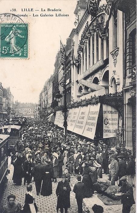 Lille rue nationale les galeries lilloises en pleine effervescence un jour de braderie Lille rue nationale les galeries lilloises en pleine effervescence un jour de braderie