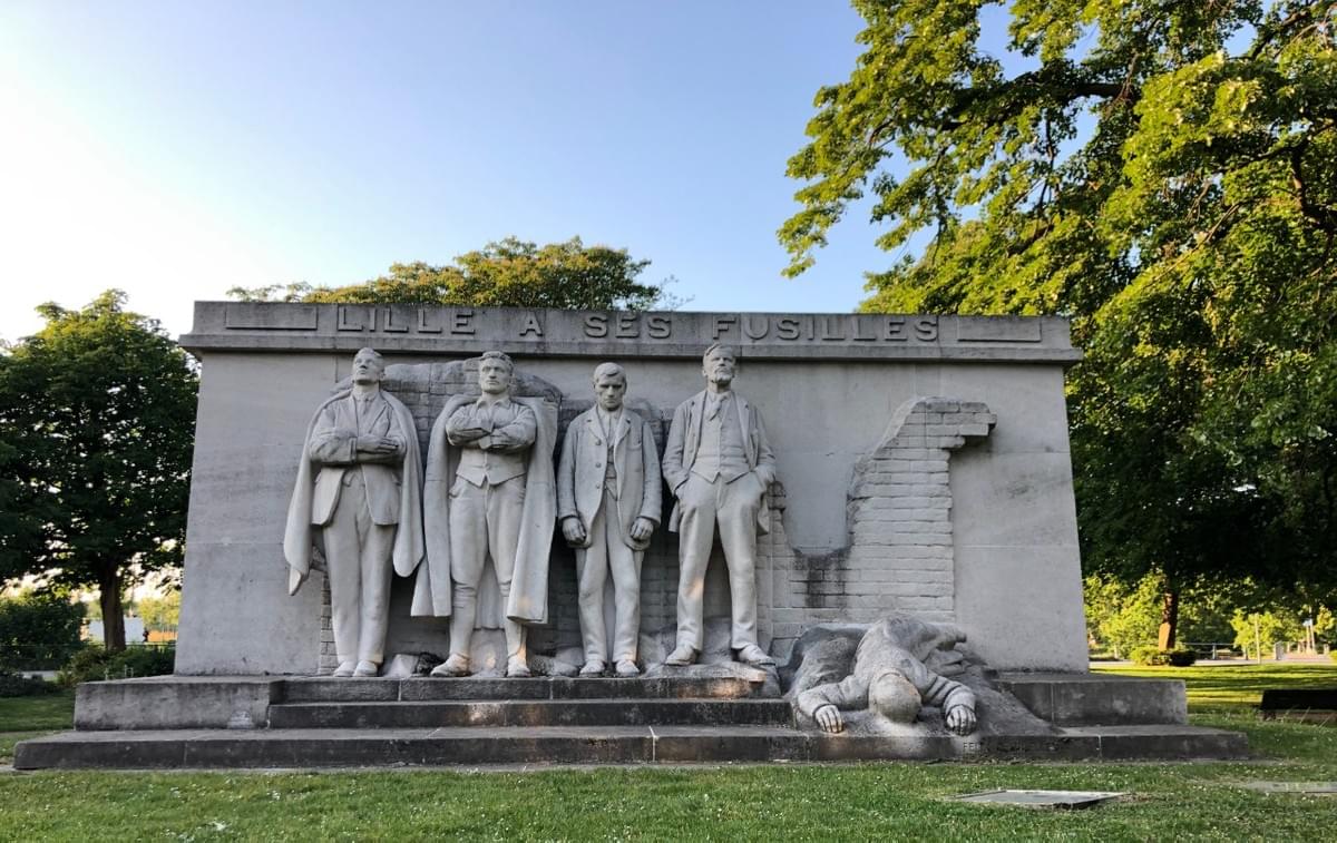 lille monument à ses fusillés. Léon Trulin est à terre lille monument à ses fusillés. Léon Trulin est à terre