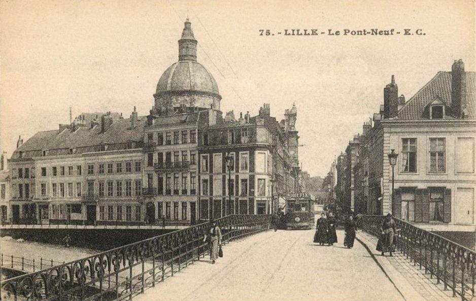l'église Sainte Marie-Madeleine à Lille vue depuis le pont neuf l'église Sainte Marie-Madeleine à Lille vue depuis le pont neuf