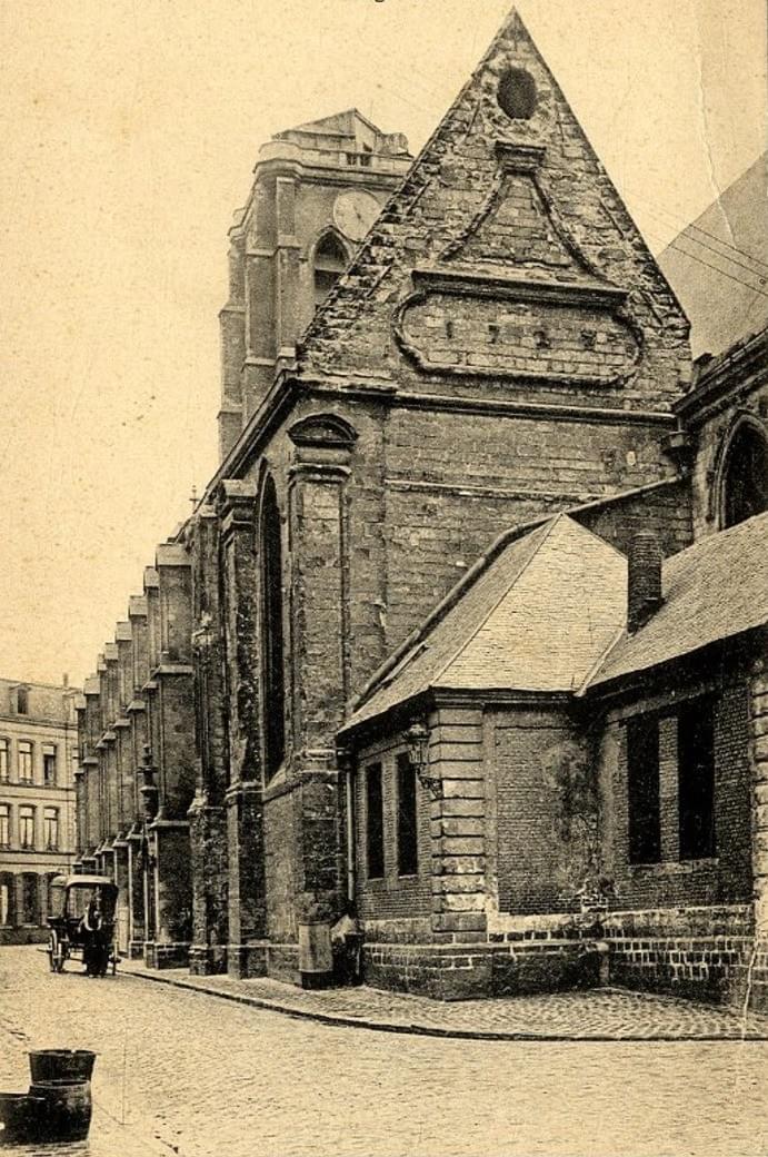 la date de construction de 1727 apparait bien sur une des facades de eglise Sainte Catherine Lille la date de construction de 1727 apparait bien sur une des facades de eglise Sainte Catherine Lille