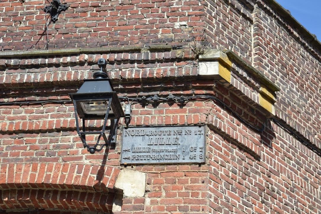 plaque de cocher devant la porte de gand à lille plaque de cocher devant la porte de gand à lille