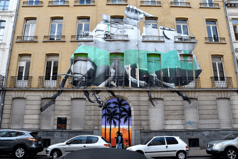 Lille En 2013, le street artiste Ludo réalise une oeuvre éphémère "War Bug" au 8 rue Nicolas Leblanc Lille En 2013, le street artiste Ludo réalise une oeuvre éphémère "War Bug" au 8 rue Nicolas Leblanc