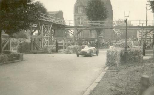 lille grand prix automobile de lille "Le Circuit des Trois Villes" voitures de course entre les bottes de paille dans les rues de marcq en baroeul lille grand prix automobile de lille "Le Circuit des Trois Villes" voitures de course entre les bottes de paille dans les rues de marcq en baroeul