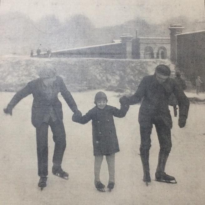 Lille Porte de Dunkerque : les fossés servaient de patinoire en hiver patin à glace Lille Porte de Dunkerque : les fossés servaient de patinoire en hiver patin à glace