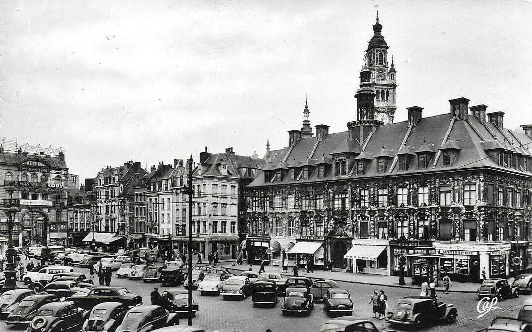 lille la vieille bourse avec voiture années 50 60 lille la vieille bourse avec voiture années 50 60