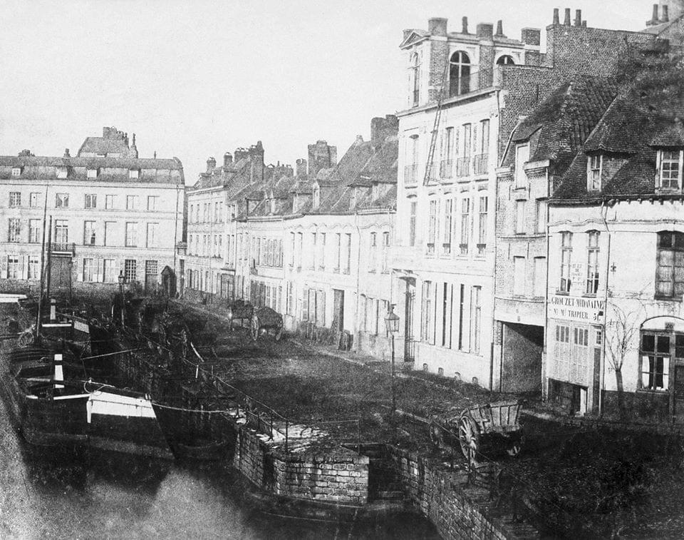 les quais du Quai du Wault à Lille avec des charrettes les quais du Quai du Wault à Lille avec des charrettes