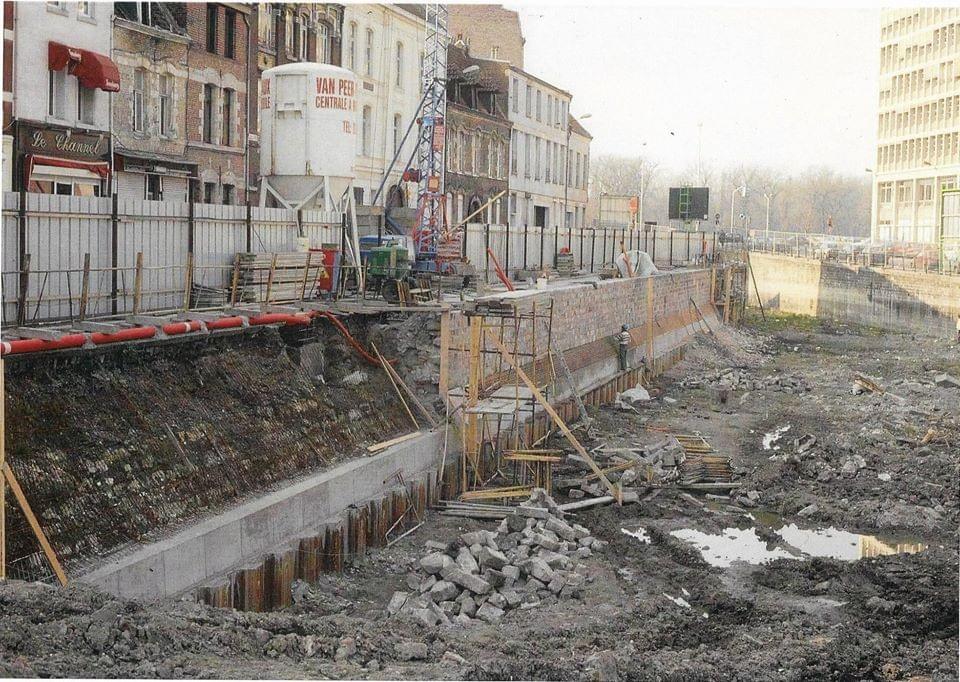 des travaux dans le Quai du Wault à Lille qui est vide des travaux dans le Quai du Wault à Lille qui est vide